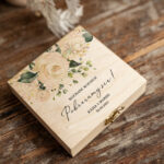 Zaproszenia ślubne dla Rodziców: Drewniana skrzyneczka ze zdjęciem – unikalny prezent dla naszych najważniejszych gości!