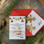 Biznesowe kartki świąteczne z Twoim logo: bożonarodzeniowe kartki z drewnianą zawieszką i sznurkiem