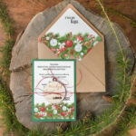 „Wyjątkowa biznesowa kartka świąteczna z logo firmy i drewnianą bombką”