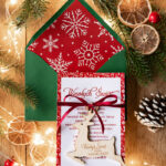 Kartki świąteczne dla firm z personalizowaną drewnianą bombką zawieszką na choinkę z logo firmy oraz uroczym jelonkiem – świąteczna kartka firmowa, która zachwyci każdego!