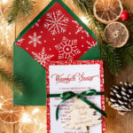 Kartki świąteczne dla firmy z logo – eleganckie kartki z drewnianą bombką jako zawieszką na choinkę