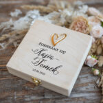 Zaproszenie na Ślub dla Taty – eleganckie drewniane pudełko z niespodzianką w środku: nadruk na pudełku!