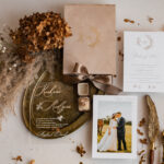 Eleganckie welurowe pudełko – wyjątkowe zaproszenie dla rodziców na ślub z personalizowanym zdjęciem