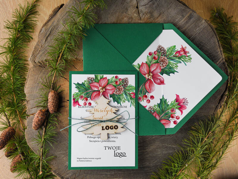 Ręcznie robione kartki świąteczne z logo firmy: bożonarodzeniowe kartki z drewnianą zawieszką i sznurkiem