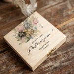 „Drewniane pudełko zaproszenia na ślub dla Naszych Kochanych Rodziców”