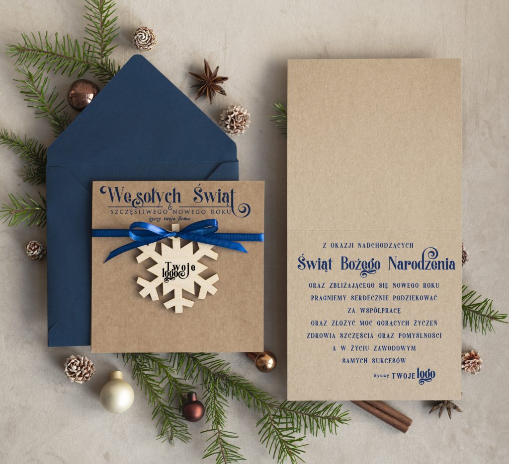 Kartki świąteczne biznesowe – kiedy zamawiać, kiedy wysyłać i jaki styl wybrać?
Kiedy najlepiej zamówić kartki świąteczne dla firm?

Najlepszy czas na zamówienie kartek świątecznych firmowych to listopad, ewentualnie druga połowa października.
Dlaczego tak wcześnie? Ponieważ listopad to okres, w którym większość firm zaczyna składanie zamówień i w drukarniach oraz pracowniach rękodzielniczych pojawiają się pierwsze kolejki.
Zamówienie złożone z odpowiednim wyprzedzeniem pozwala spokojnie przejść przez proces personalizacji, akceptacji projektu oraz realizacji.

Jeśli zależy Ci na indywidualnym projekcie z logo, złoceniem czy grawerem, warto złożyć zamówienie najpóźniej do połowy listopada.
Dzięki temu zyskasz pewność, że kartki dotrą do Ciebie na czas, a ich jakość będzie bezkompromisowa.

Kiedy wysyłać kartki świąteczne biznesowe?

Optymalny moment na wysyłkę firmowych kartek świątecznych to pierwszy tydzień grudnia.
Wysyłając je zbyt wcześnie (np. w połowie listopada), można zatracić atmosferę świąt – odbiorcy nie są jeszcze w nastroju.
Z kolei zbyt późna wysyłka (po 15 grudnia) grozi tym, że kartki dotrą już po świętach lub trafią do biur, w których pracownicy są na urlopach.

Wysyłka między 1 a 10 grudnia to idealny czas, by kartka została odebrana w odpowiednim momencie i wywołała pozytywne wrażenie.
Jeśli planujesz wysyłkę zagraniczną – zamówienie i wysyłkę warto przyspieszyć o około tydzień.

Jaki styl kartek świątecznych wybrać dla firmy?

Wybór stylu zależy od charakteru działalności, grupy odbiorców oraz wizerunku marki.
Współczesne kartki świąteczne dzielą się na kilka głównych kategorii: nowoczesne, naturalne, klasyczne i luksusowe.
Każda z nich komunikuje coś innego – i pasuje do innego typu firmy.

Nowoczesne kartki świąteczne – do jakiej branży będą pasowały?

Nowoczesne kartki świąteczne to minimalistyczne projekty z geometrycznymi motywami, czystą typografią i subtelnym zdobieniem (np. złoceniem logo).
Dominują w nich kolory firmowe, chłodne tony (granat, szarość, biel, srebro) oraz proste formy, które podkreślają profesjonalizm.

Takie kartki najlepiej sprawdzają się w branżach, które cenią nowoczesny design, precyzję i technologię, takich jak:
– agencje marketingowe,
– firmy IT i startupy,
– kancelarie prawnicze, doradcy finansowi,
– architekci i biura projektowe,
– producenci nowoczesnych technologii.

Nowoczesny styl podkreśla prestiż, dbałość o estetykę i współczesne podejście do komunikacji.

Naturalne, zdobione kartki świąteczne – dla jakich firm będą najlepsze?

Naturalne kartki świąteczne to propozycje wykonane z ekologicznych papierów, często zdobione suszonymi roślinami, sznurkami jutowymi, drewnianymi elementami lub lakową pieczęcią.
Są ciepłe, przyjazne i wprowadzają w atmosferę domowych świąt.
Tego typu kartki sprawdzają się idealnie w firmach, które chcą pokazać swoje ludzkie oblicze i przywiązanie do tradycji.

Najlepiej pasują do branż takich jak:
– firmy ekologiczne i zrównoważone,
– hotele, pensjonaty, restauracje,
– manufaktury, rzemieślnicy, pracownie artystyczne,
– branża beauty i wellness,
– sklepy z produktami naturalnymi i handmade.

Taki styl kartek tworzy wrażenie ciepła i autentyczności – idealny dla marek, które chcą budować relacje oparte na emocjach i wartości.

A co z klasycznymi i luksusowymi kartkami świątecznymi?

Klasyczne kartki świąteczne wciąż mają ogromną siłę oddziaływania.
Często zdobione są motywami choinek, gwiazd, bombek czy pejzaży zimowych.
Dzięki złoceniom, tłoczeniom i eleganckim kopertom prezentują się wytwornie, a przy tym są uniwersalne.
Pasują do większości branż – od instytucji finansowych po firmy rodzinne i urzędy.

Z kolei luksusowe kartki, np. wykonane na grubym papierze z grawerem lub na lustrzanym akrylu, to wybór dla firm, które chcą podkreślić prestiż i wyjątkowość – np. marek premium, domów mody, hoteli czy kancelarii.

Czy styl kartki powinien odzwierciedlać tożsamość marki?

Zdecydowanie tak. Kartka świąteczna to nie tylko forma życzeń – to również narzędzie komunikacji wizerunkowej.
Kolory, czcionki, układ graficzny i wykończenie powinny być spójne z identyfikacją wizualną firmy.
Nowoczesna marka powinna sięgnąć po minimalistyczny design, podczas gdy firma z tradycjami może postawić na klasyczne zdobienia lub ręczne wykonanie.

Podsumowanie

Kartki świąteczne biznesowe to nie tylko tradycja, ale przede wszystkim doskonały sposób na utrzymanie relacji z klientami i partnerami.
Zamów je z wyprzedzeniem – najlepiej w listopadzie – i wyślij w pierwszym tygodniu grudnia.
Dobierz styl do charakteru Twojej firmy: nowoczesne kartki dla branż technologicznych i usługowych, naturalne dla marek ekologicznych i rodzinnych, a klasyczne dla tych, które cenią elegancję i tradycję.

Dobrze dobrana kartka z logo to mały gest, który potrafi zbudować wielkie wrażenie.