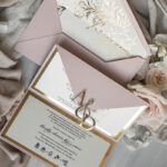 Eleganckie złote zaproszenia ślubne z lustrzanym monogramem: Luksusowe kopertowe zaproszenie na ślub w stylu glamour