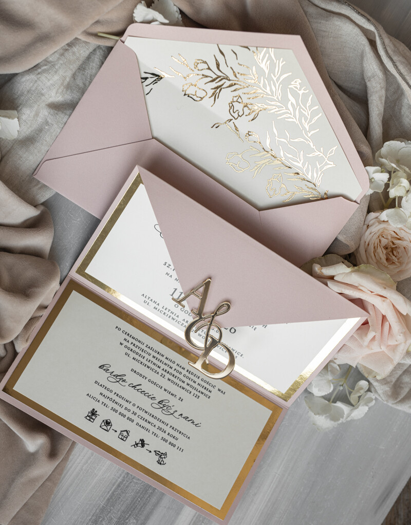 Eleganckie złote zaproszenia ślubne z lustrzanym monogramem: Luksusowe kopertowe zaproszenie na ślub w stylu glamour