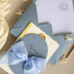 „Eleganckie zaproszenia komunijne dla chłopca – tłoczone wzory na najważniejszy dzień”