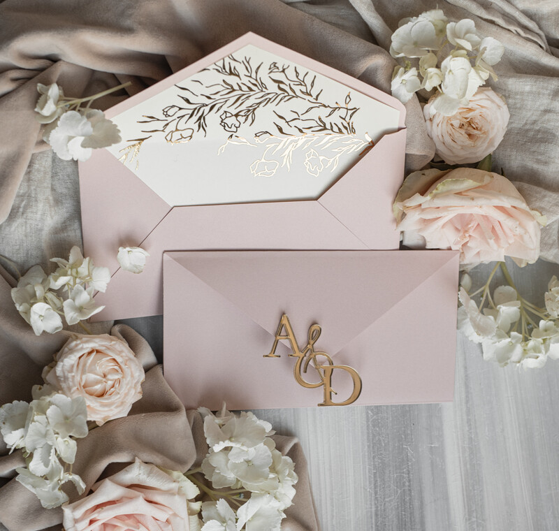 Eleganckie złote zaproszenia ślubne z lustrzanym monogramem: Luksusowe kopertowe zaproszenie na ślub w stylu glamour-1