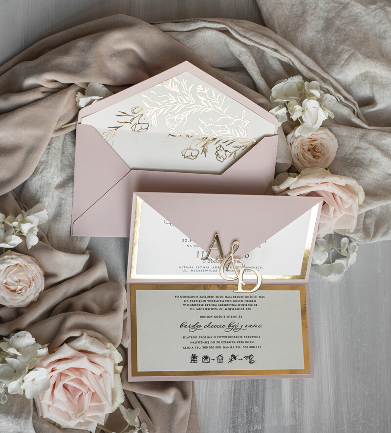 Eleganckie złote zaproszenia ślubne z lustrzanym monogramem: Luksusowe kopertowe zaproszenie na ślub w stylu glamour-11