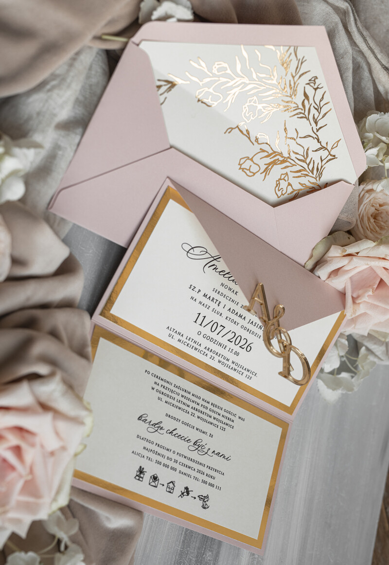 Eleganckie złote zaproszenia ślubne z lustrzanym monogramem: Luksusowe kopertowe zaproszenie na ślub w stylu glamour-12