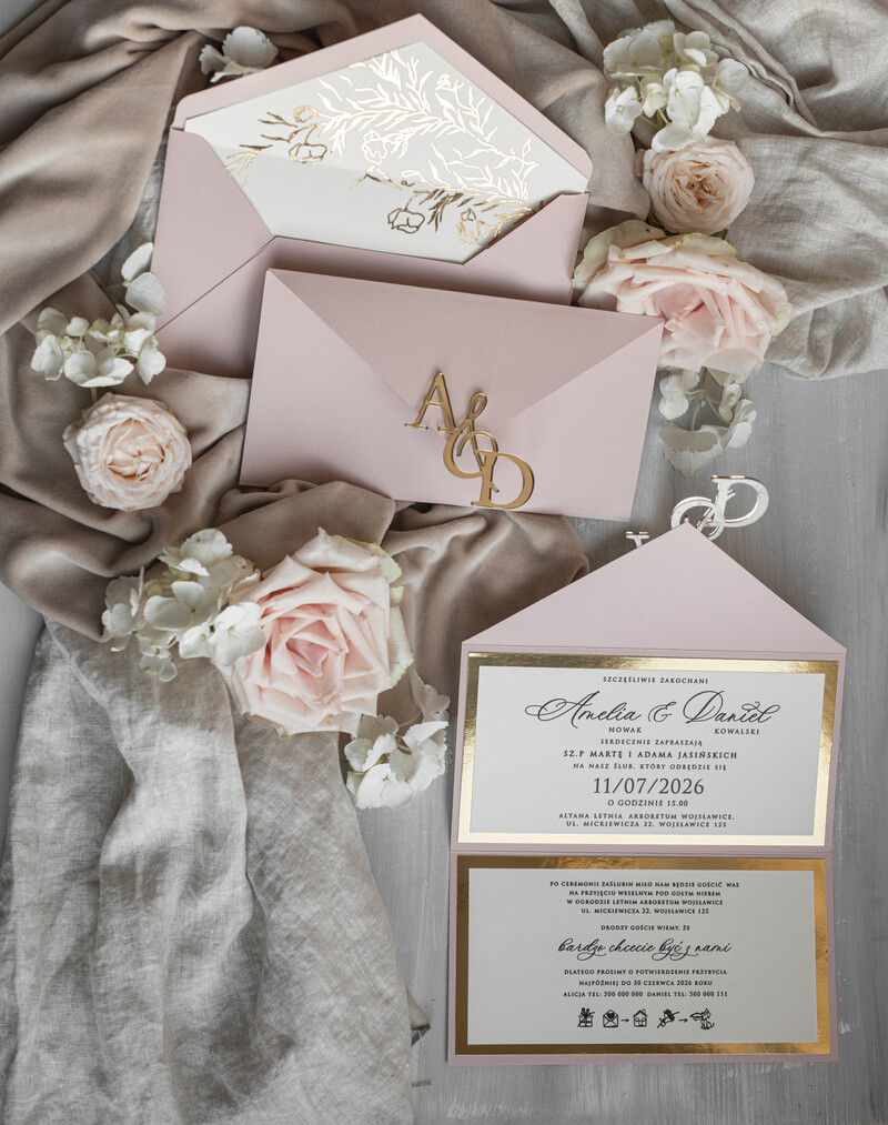 Eleganckie złote zaproszenia ślubne z lustrzanym monogramem: Luksusowe kopertowe zaproszenie na ślub w stylu glamour-13