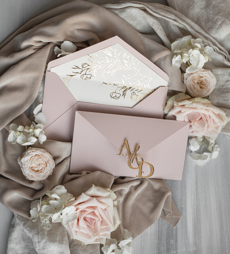 Eleganckie złote zaproszenia ślubne z lustrzanym monogramem: Luksusowe kopertowe zaproszenie na ślub w stylu glamour-15