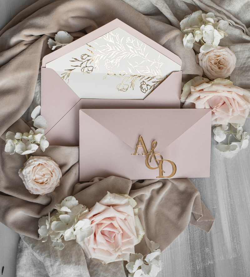 Eleganckie złote zaproszenia ślubne z lustrzanym monogramem: Luksusowe kopertowe zaproszenie na ślub w stylu glamour-16
