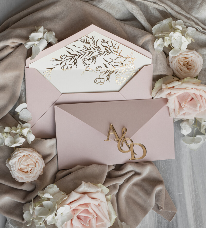 Eleganckie złote zaproszenia ślubne z lustrzanym monogramem: Luksusowe kopertowe zaproszenie na ślub w stylu glamour-17