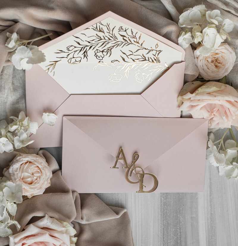 Eleganckie złote zaproszenia ślubne z lustrzanym monogramem: Luksusowe kopertowe zaproszenie na ślub w stylu glamour-4