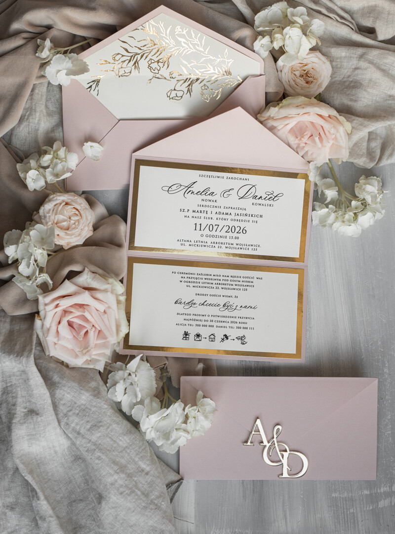 Eleganckie złote zaproszenia ślubne z lustrzanym monogramem: Luksusowe kopertowe zaproszenie na ślub w stylu glamour-5
