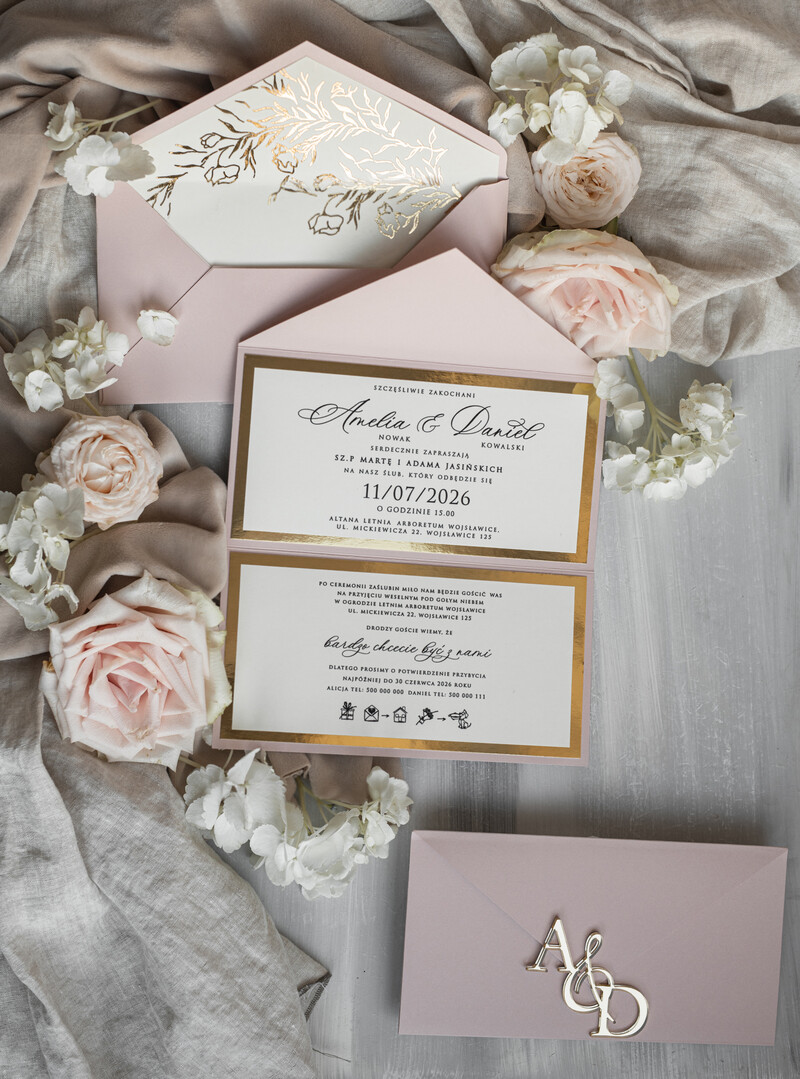 Eleganckie złote zaproszenia ślubne z lustrzanym monogramem: Luksusowe kopertowe zaproszenie na ślub w stylu glamour-6