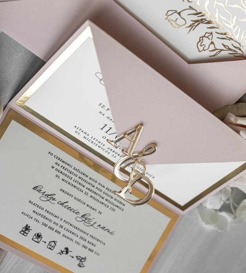 Eleganckie złote zaproszenia ślubne z lustrzanym monogramem: Luksusowe kopertowe zaproszenie na ślub w stylu glamour-9