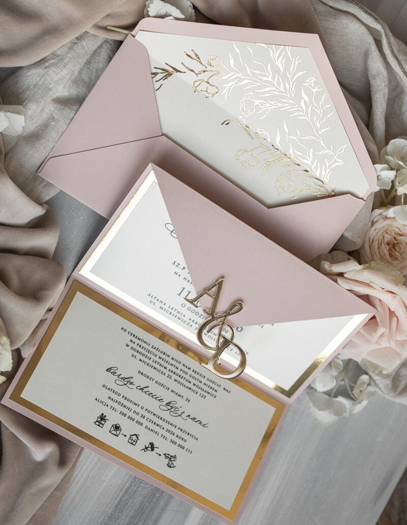 Eleganckie złote zaproszenia ślubne z lustrzanym monogramem: Luksusowe kopertowe zaproszenie na ślub w stylu glamour-10