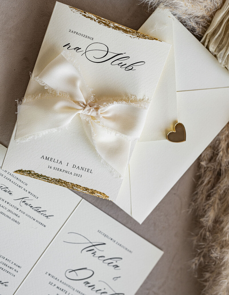 Kremowe Zaproszenia Ślubne z Szyfonową Kokardą i Płatkami Złota-1