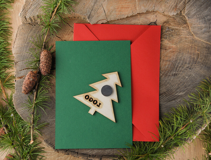 Biznesowe kartki świąteczne z Twoim logo: bożonarodzeniowe kartki z drewnianą zawieszką i sznurkiem-2