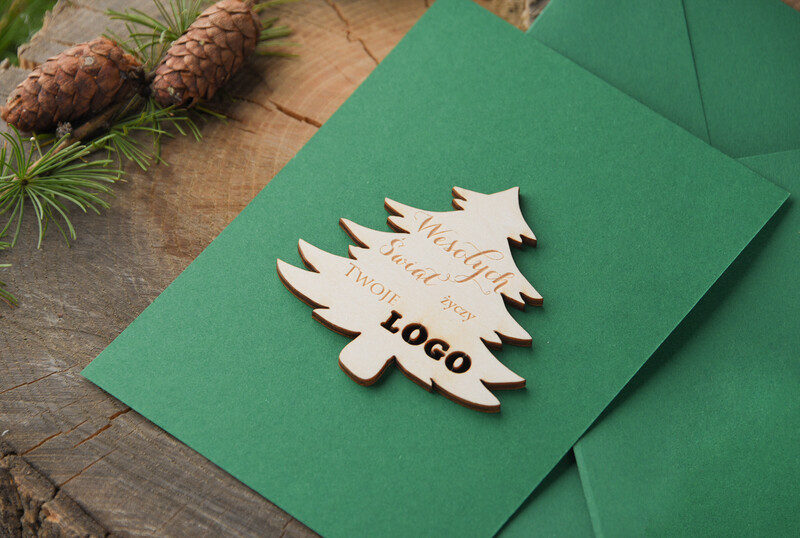 Eleganckie i personalizowane: biznesowe kartki świąteczne z Twoim logo, ozdobione drewnianą zawieszką i urokliwą wstążką-1