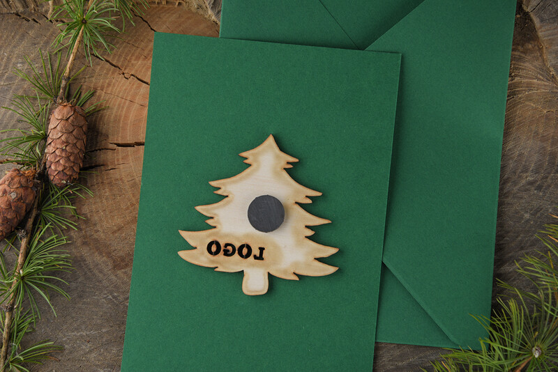 Eleganckie i personalizowane: biznesowe kartki świąteczne z Twoim logo, ozdobione drewnianą zawieszką i urokliwą wstążką-3
