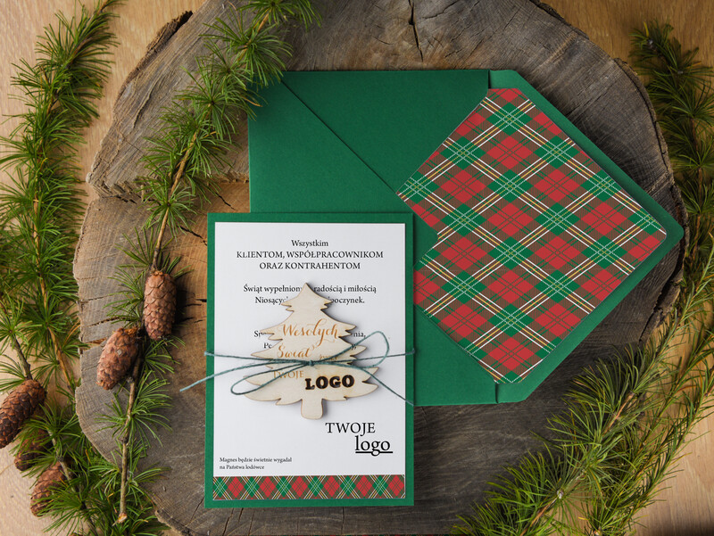 Eleganckie i personalizowane: biznesowe kartki świąteczne z Twoim logo, ozdobione drewnianą zawieszką i urokliwą wstążką-0