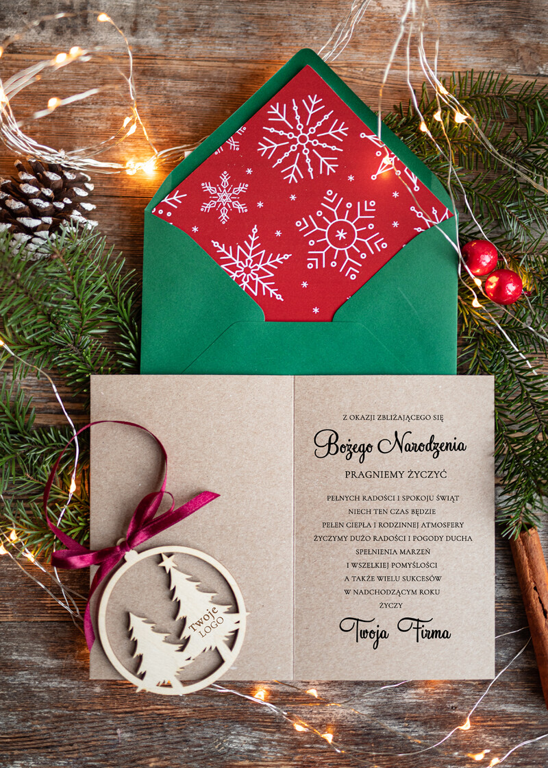 Kartki świąteczne dla firm: Drewniana bombka z logo firmy - idealna zawieszka na choinkę + świateczna kartka firmowa z motywem choinek-1
