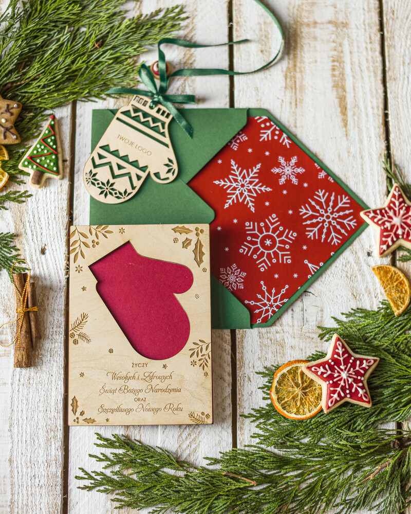 Kartki świąteczne dla firm z logo: Drewniana bombka zawieszka na choinkę i świateczna kartka firmowa z rękawicą.-1