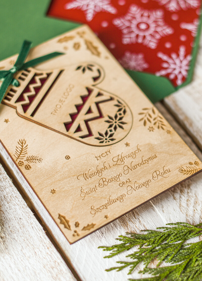 Kartki świąteczne dla firm z logo: Drewniana bombka zawieszka na choinkę i świateczna kartka firmowa z rękawicą.-2