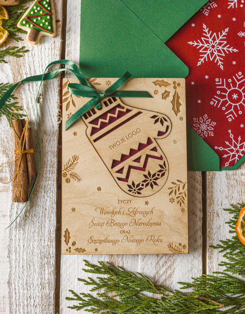 Kartki świąteczne dla firm z logo: Drewniana bombka zawieszka na choinkę i świateczna kartka firmowa z rękawicą.-3