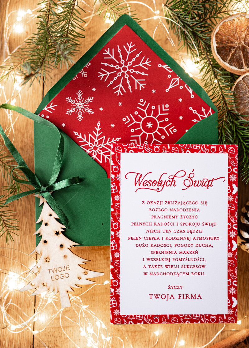 Eleganckie kartki świąteczne dla firm - Drewniana bombka z logo firmy jako zawieszka na choinkę, a także świateczna kartka firmowa z motywem choinki-1