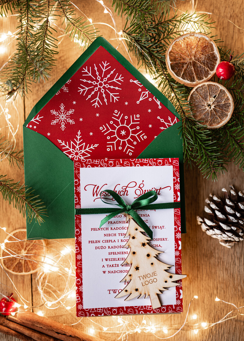 Eleganckie kartki świąteczne dla firm - Drewniana bombka z logo firmy jako zawieszka na choinkę, a także świateczna kartka firmowa z motywem choinki-0