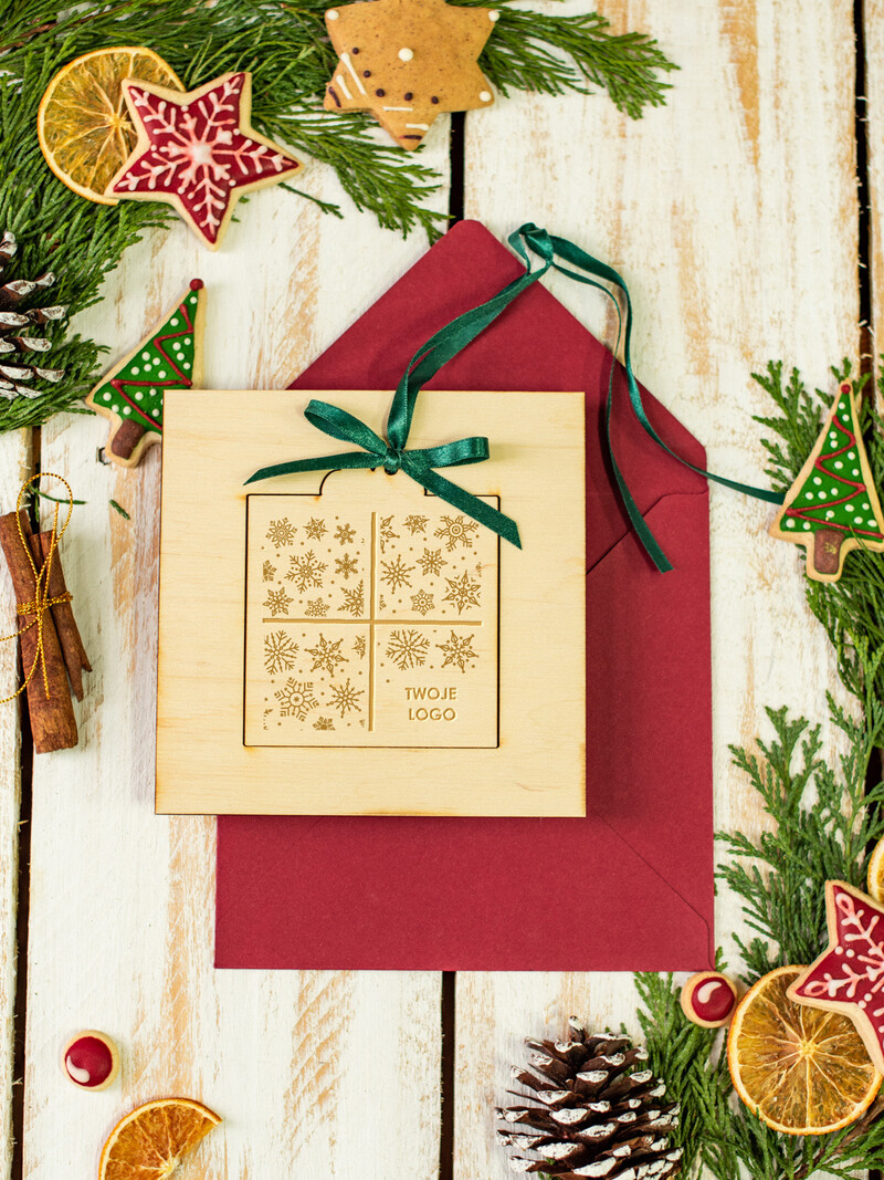Kreatywne i eleganckie biznesowe kartki świąteczne z logo firmy – bożonarodzeniowe życzenia z drewnianą zawieszką i delikatną wstążką-0