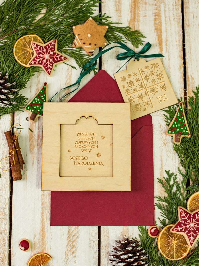 Kreatywne i eleganckie biznesowe kartki świąteczne z logo firmy – bożonarodzeniowe życzenia z drewnianą zawieszką i delikatną wstążką-1