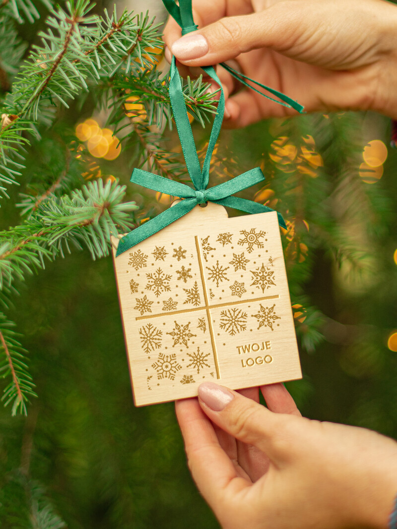 Kreatywne i eleganckie biznesowe kartki świąteczne z logo firmy – bożonarodzeniowe życzenia z drewnianą zawieszką i delikatną wstążką-2