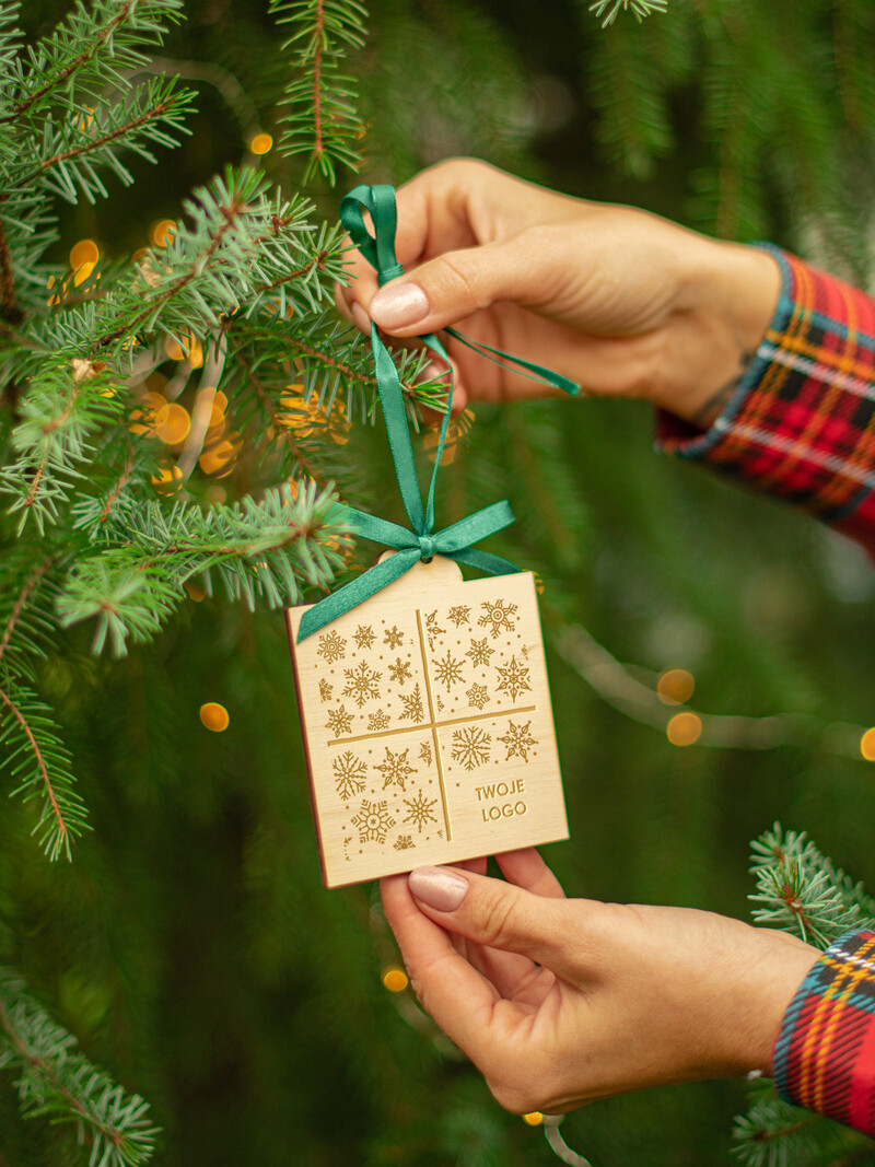 Kreatywne i eleganckie biznesowe kartki świąteczne z logo firmy – bożonarodzeniowe życzenia z drewnianą zawieszką i delikatną wstążką-3