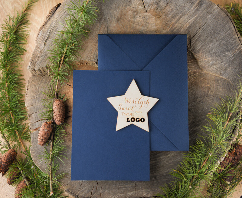 Eleganckie bożonarodzeniowe kartki firmowe z logo i drewnianą zawieszką na sznurku-3