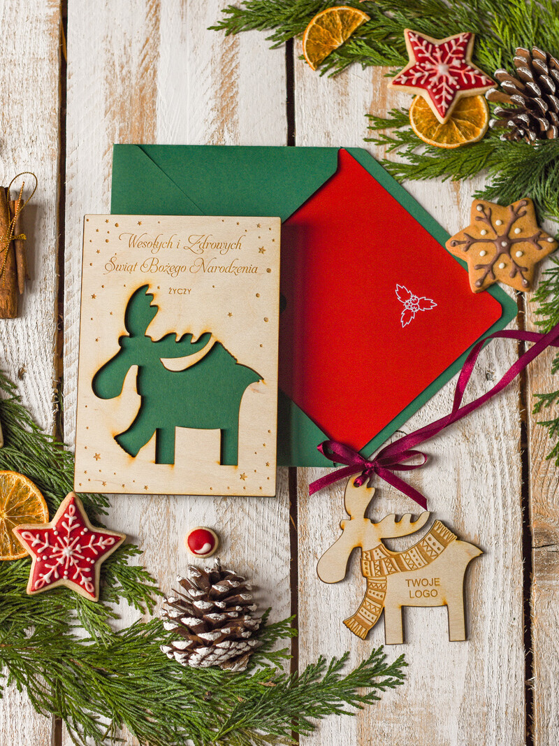 Kartki świąteczne dla firm: Drewniana bombka zawieszka na choinkę z Logo firmy - świateczna kartka firmowa z motywem renifera-1