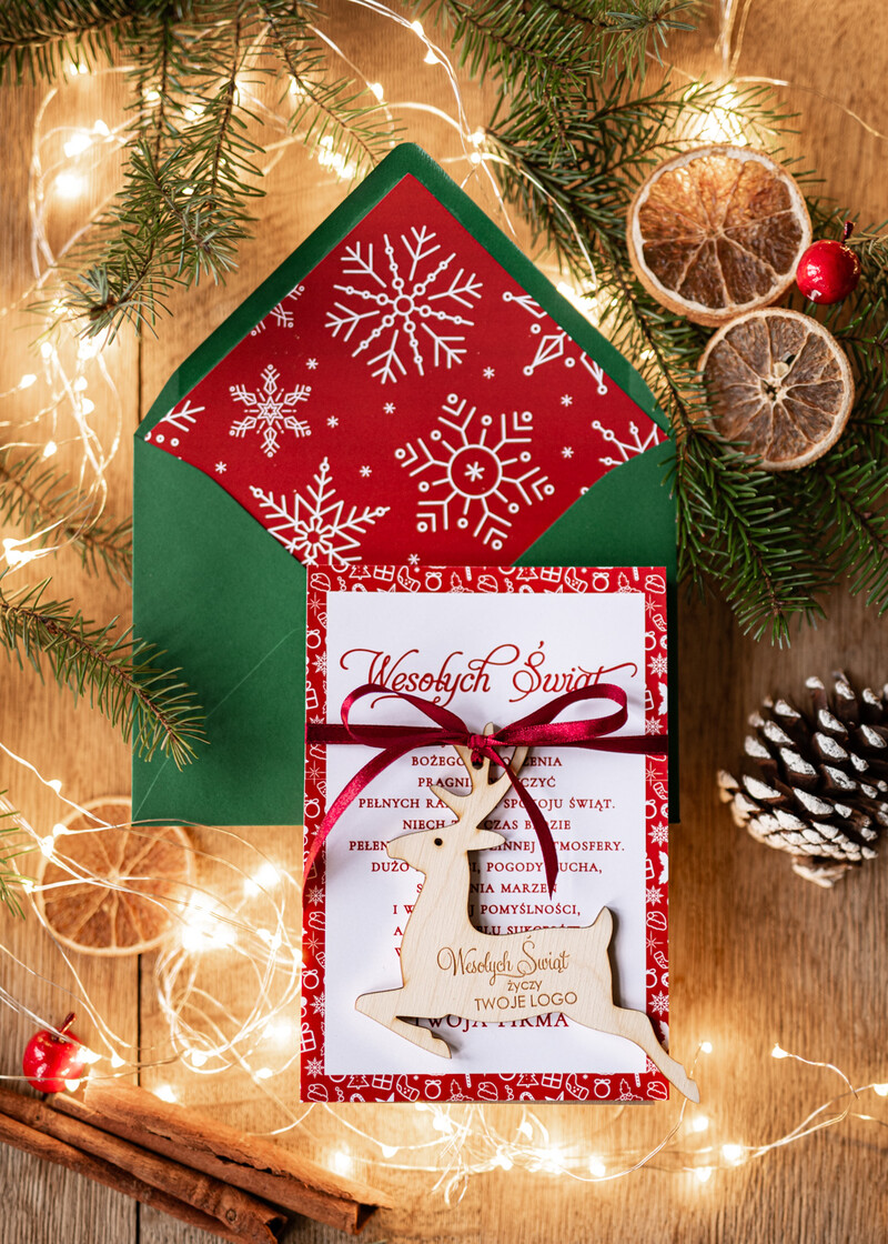 Kartki świąteczne dla firm z personalizowaną drewnianą bombką zawieszką na choinkę z logo firmy oraz uroczym jelonkiem - świąteczna kartka firmowa, która zachwyci każdego!-0
