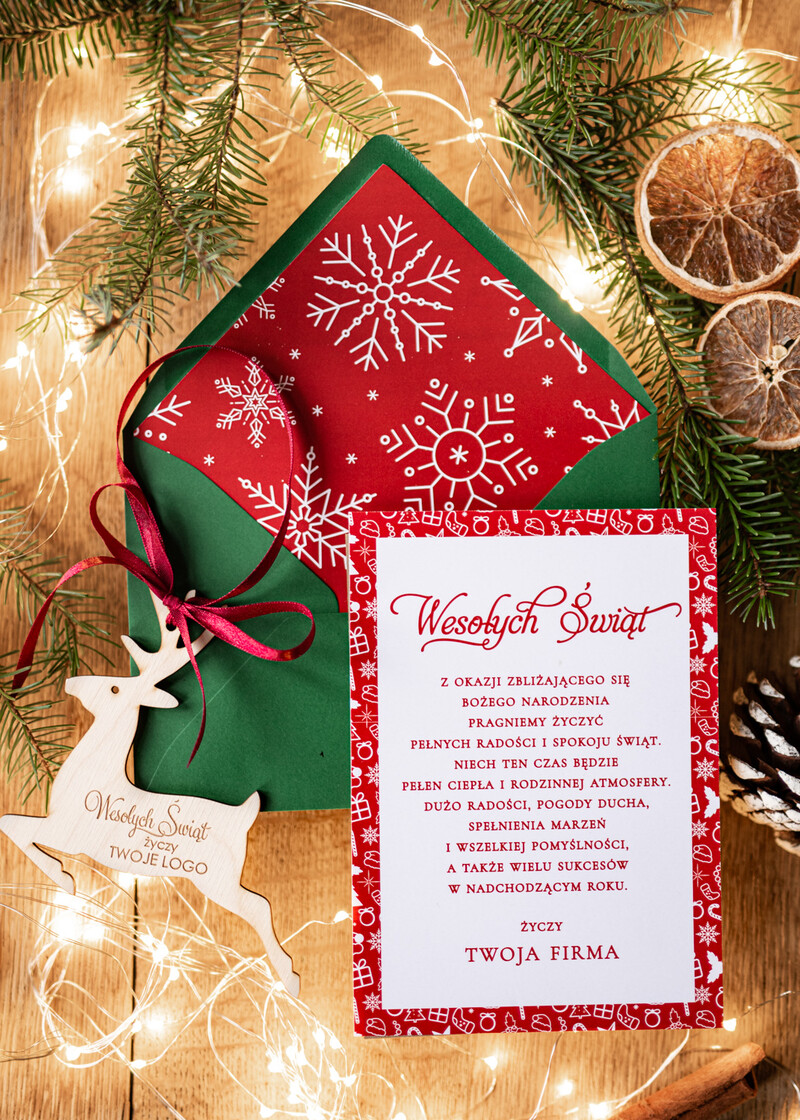 Kartki świąteczne dla firm z personalizowaną drewnianą bombką zawieszką na choinkę z logo firmy oraz uroczym jelonkiem - świąteczna kartka firmowa, która zachwyci każdego!-1