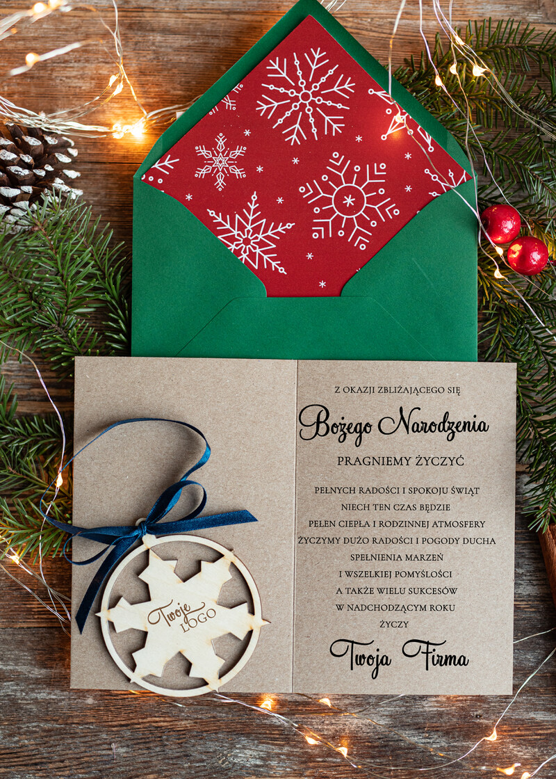 Kartki świąteczne dla firm: Drewniana bombka z logo jako zawieszka na choinkę i świąteczna kartka firmowa z motywem śnieżynki-1