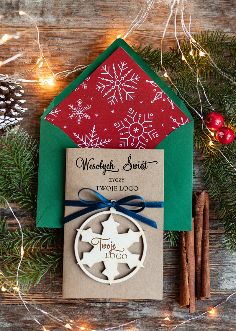 Kartki świąteczne dla firm: Drewniana bombka z logo jako zawieszka na choinkę i świąteczna kartka firmowa z motywem śnieżynki-0