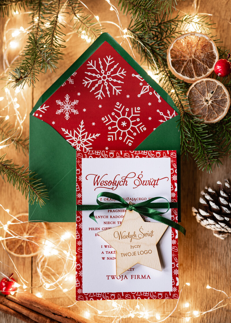 Kartki świąteczne dla firm z drewnianą bombką, zawieszką na choinkę z logo firmy i gwiazdką - idealne świąteczne kartki firmowe-0