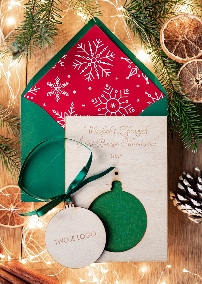 Kartki świąteczne dla firm z drewnianą bombką zawieszką na choinkę i logo firmy - świateczna kartka firmowa-1