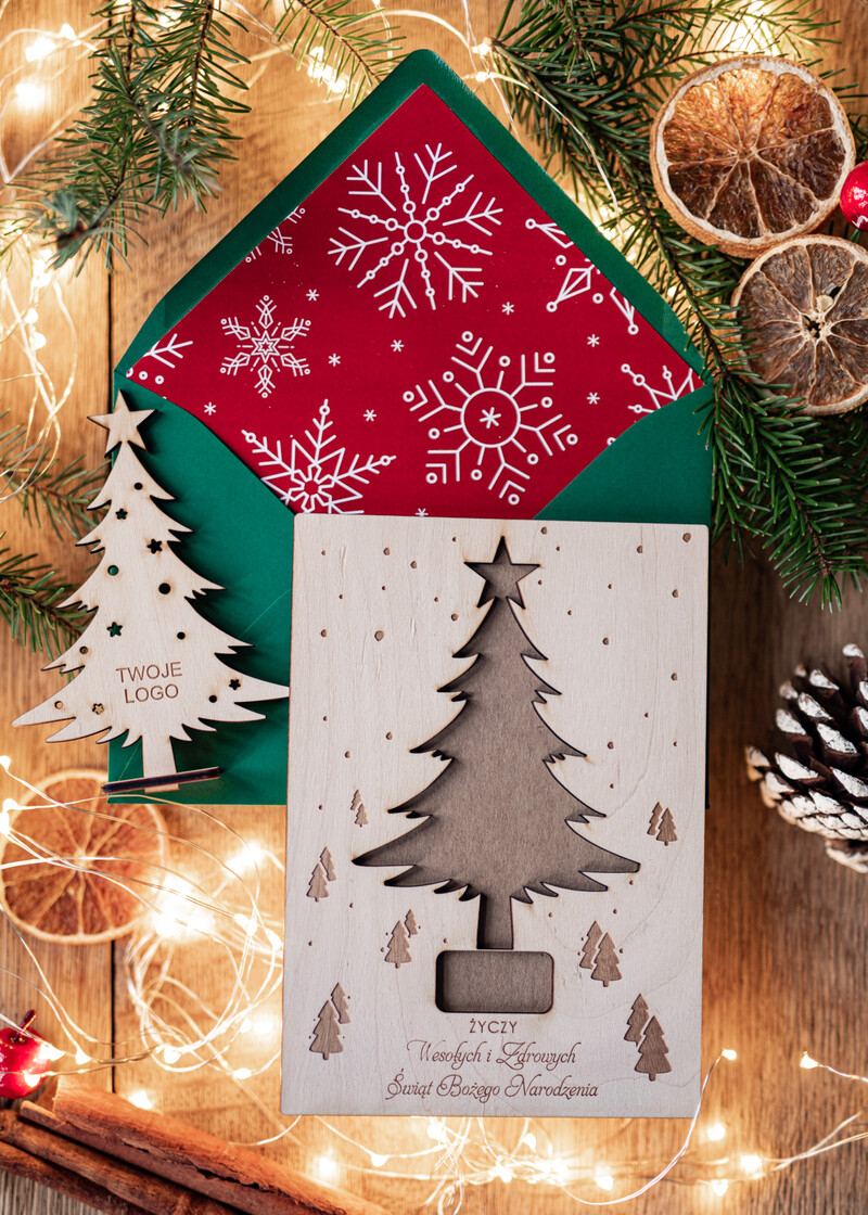 Drewniana kartka świąteczna z logo firmy - unikalna kombinacja choinki i kartki firmowej-1