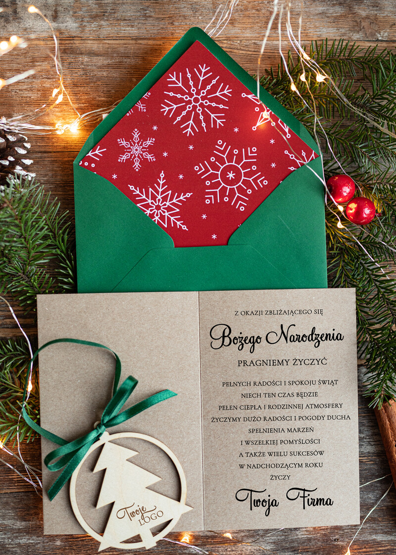 Eleganckie kartki świąteczne dla firm: Drewniana bombka z logo firmy - zawieszka na choinkę, wraz ze świateczną kartką firmową z motywem choinki-1